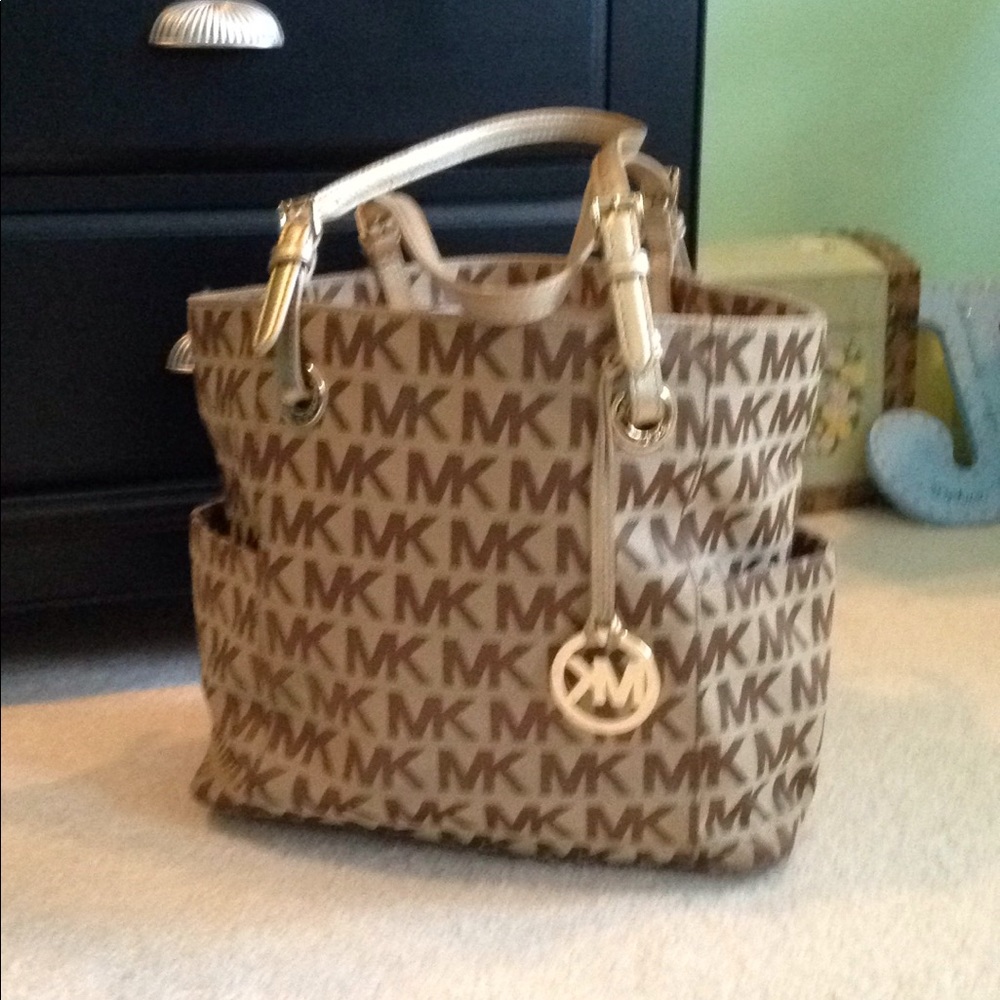 Micheal kors handbag-authentic-almost new